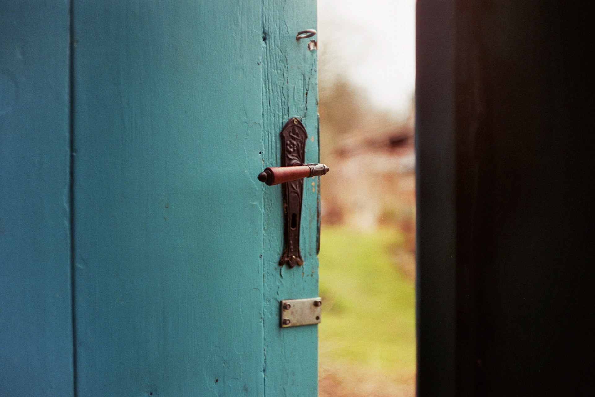 niebieskie-drewniane-drzwi-nadzieja